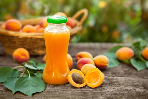 Küçük şişe içinde kayısı suyu