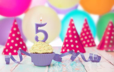 Mum ve kurdele ile süslenmiş muffin