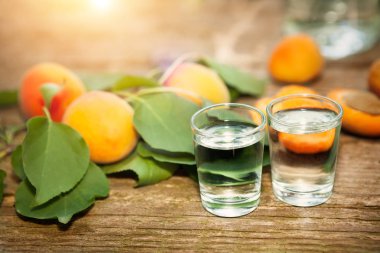 Bardak kayısı brandy ile