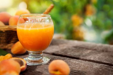 Kayısı suyu ile cam