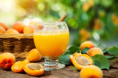 Suyu kayısı ve kayısı masada