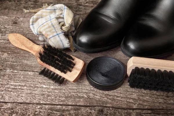 Дерев'яні пензлі та лак для взуття — стокове фото