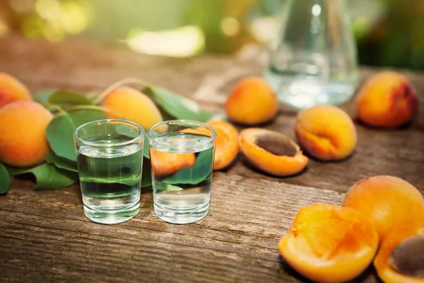 Bardak kayısı brandy ile