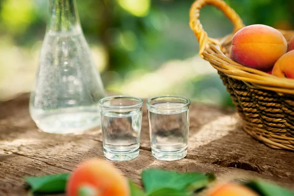 İki cam kayısı brandy içki ile vurdu