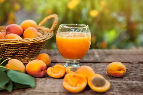 Kayısı suyu cam. Masanın üzerine kayısı.