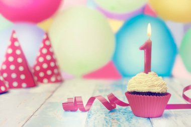 Doğum günü mumlarımı ile dekore edilmiş cupcake