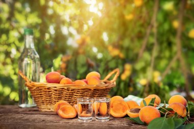 Meyveli brendi ile taze kayısı