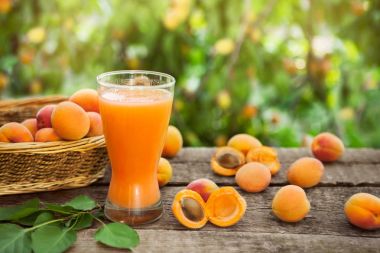 Kayısı uzun cam suyu