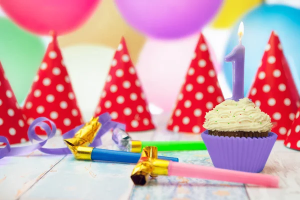 Doğum günü kek, doğum günü blowouts ve parti şapkaları