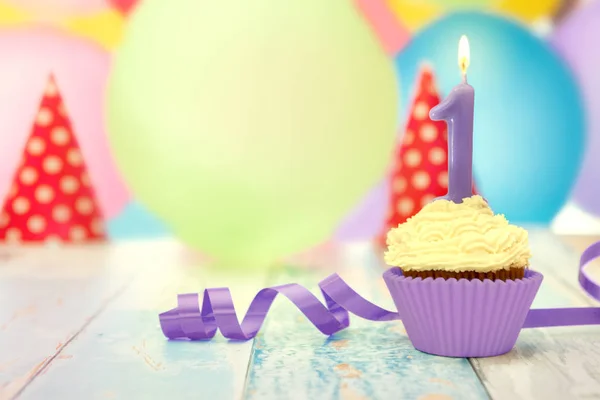 Celebración cumpleaños cupcake y globos de colores — Foto de Stock