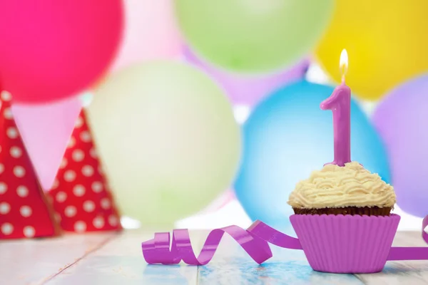 Delicioso postre de cupcake para cumpleaños con vela — Foto de Stock