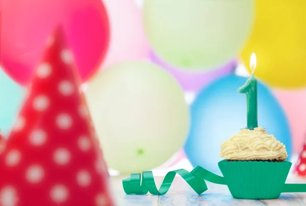 Muffin con vela de cumpleaños y cinta azul — Foto de Stock