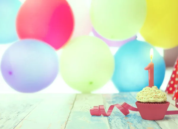 Fiesta de cumpleaños con cupcake y globos — Foto de Stock