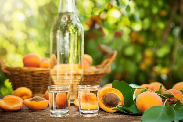 Cam kayısı brandy ile masaya vurdu