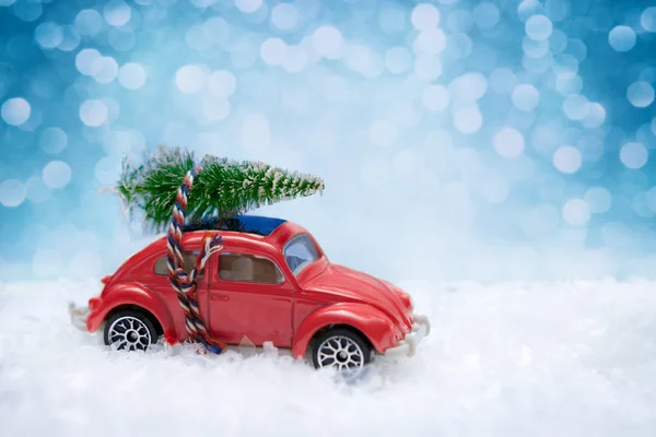 Weihnachtsbaum auf Spielzeugauto — Stockfoto