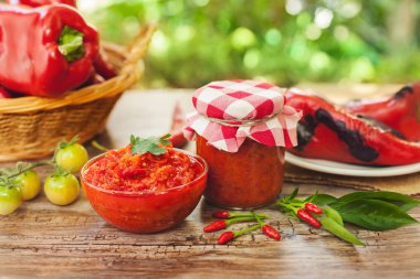 Ajvar kase ve cam kavanoz içinde