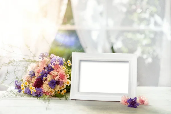 Mockup cornice bianca e bouquet — Foto Stock