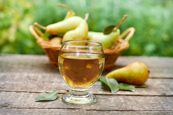 Vaso con sabroso jugo de pera —  Fotos de Stock