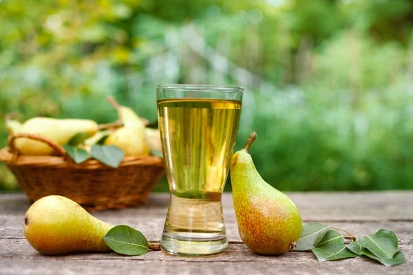 Vaso con zumo de pera y peras — Foto de Stock