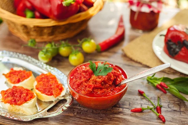 Traditionelles serbisches ajvar, schmackhaftes Gericht — Stockfoto