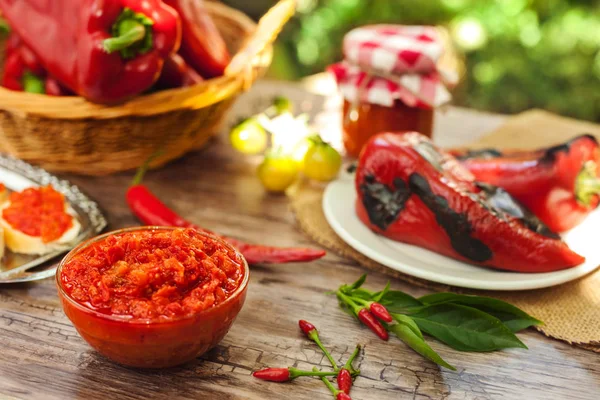 Hausgemachter Ajvar serviert in einer Schüssel auf dem Tisch — Stockfoto