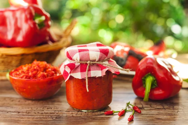 Recién hecho ajvar en frasco de vidrio — Foto de Stock