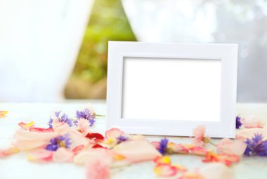 Beyaz resim çerçevesi üzerinde ahşap masa