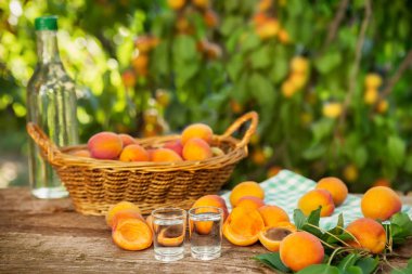 Meyveli brendi ve tablo üzerinde ham kayısı