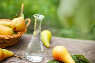 Şişe meyveli brendi ve armut