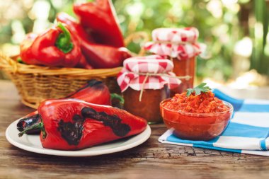 Geleneksel Ajvar kavrulmuş peppers ile görev yaptı.