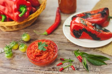 Pişmiş kırmızı biber ve Ayvar