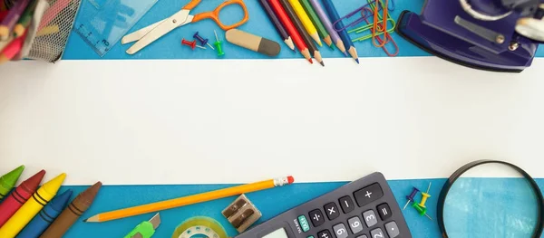 De vuelta a la escuela, herramientas de escritura coloridas — Foto de Stock