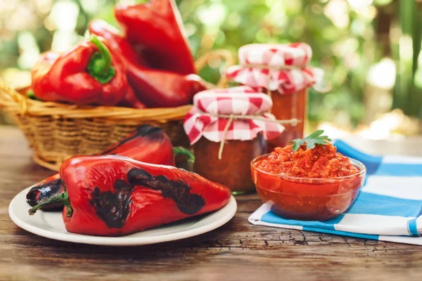 Serviert traditionellen Ajvar mit gerösteten Paprika — Stockfoto