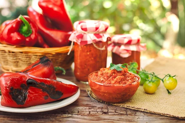 Hausgemachter Ajvar in Gläsern und Schüsseln serviert — Stockfoto