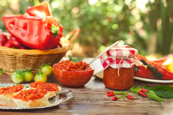 Leckerer Ajvar zum Essen serviert — Stockfoto