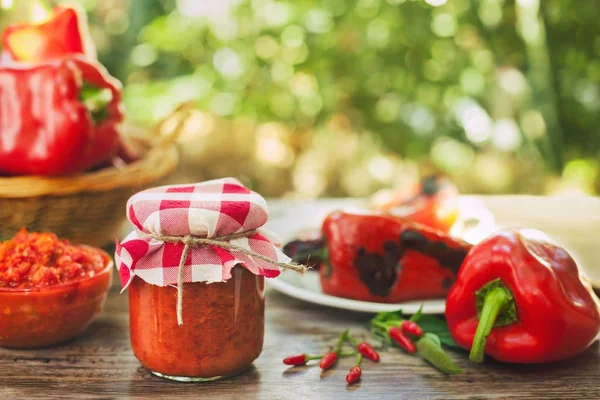 Traditionella Balkan Ajvar, välsmakande maträtt — Stockfoto
