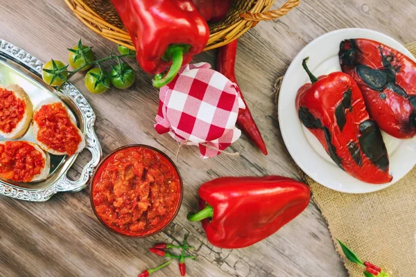 Ajvar tálba, és elterjedt a kenyér — Stock Fotó