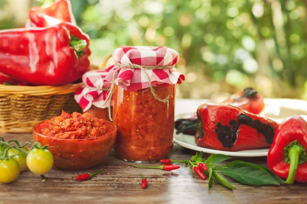 Hausgemachter Ajvar in Glas und Schüssel serviert — Stockfoto