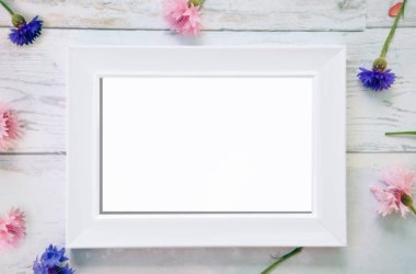 Çerçeve mockup düşmüş çiçekli