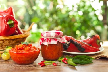 Ajvar masada bir kavanoz ve cam kase