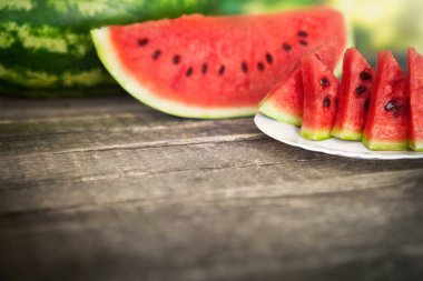 Karpuz dilimli karpuz tablo ile plaka üzerinde keser 