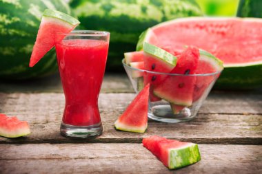 Soğuk karpuz karpuz kase ile cam kokteyl