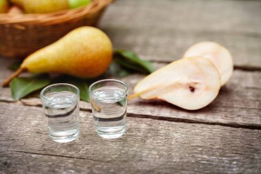 Cam meyve brendi içmek ve armut ile masaya vurdu