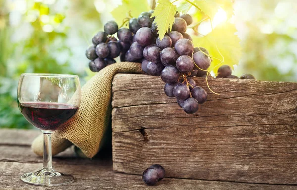 Rode Wijn Het Glas Houten Oude Tafel — Stockfoto