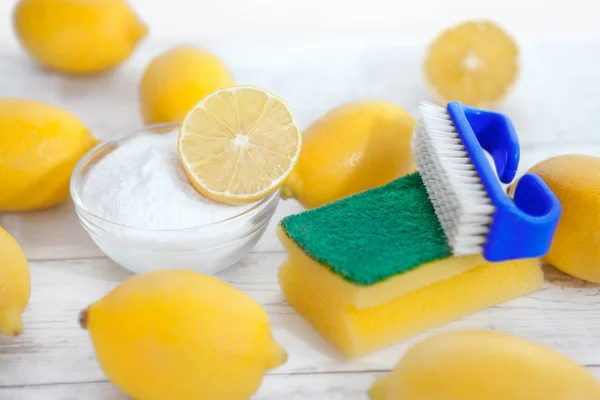 Miljövänliga rengöringsmedel, citron och bakpulver — Stockfoto