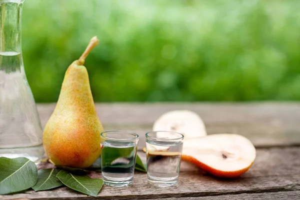 Frukt Brandy Snapsglas Med Päron Bordet — Stockfoto