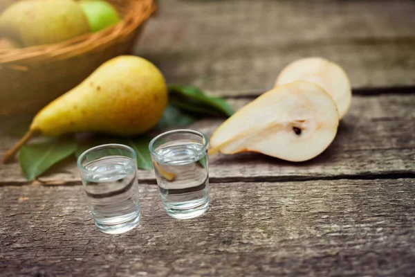 Φρούτα Κονιάκ Αλκοολούχο Ποτό Σφηνάκι Ώριμα Αχλάδια Στο Ξύλινο Τραπέζι — Φωτογραφία Αρχείου