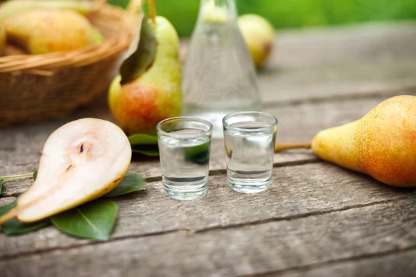 Pear Alkohol Dricker Två Snapsglas Med Färska Päron — Stockfoto