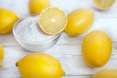 Doğal temizleyiciler limon ve kabartma tozu