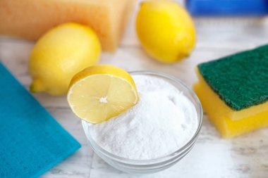 Kabartma tozu, limon, sünger ve dishtowel